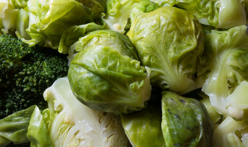 Fresh Brussels sprouts and broccoli — both glucoraphanin-bearing Brassica vegetables tracked in USDA FDC